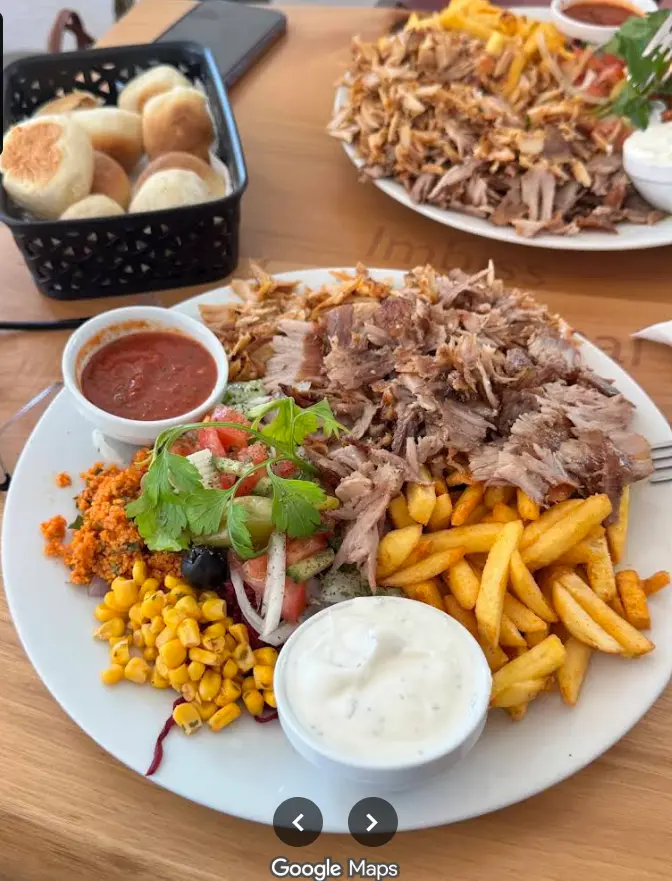 Großer Dönerteller mit Fleisch, Pommes, Salat und Soßen bei Imbiss International in Bremerhaven