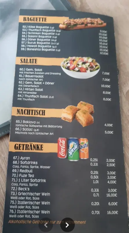 Fotografierte Speisekarte mit Baguettes, Salaten, Nachtisch und Getränken